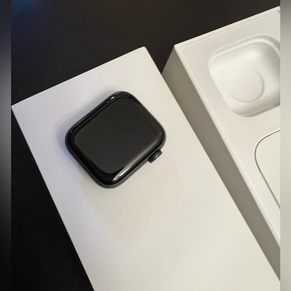 Apple Watch Series 5 40MM Space Gray Aluminum Case - Picture 4 of 9